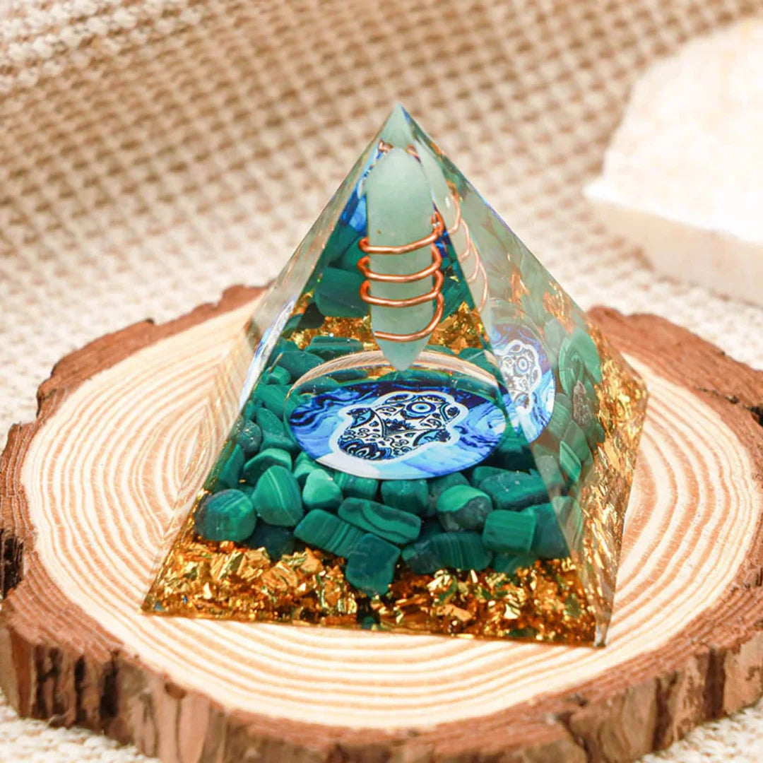 Pyramidenkristalle, Pyramidenornamentstatue aus Kiesharz, grüner Aventurin mit Malachit Hamsa Orgonpyramide