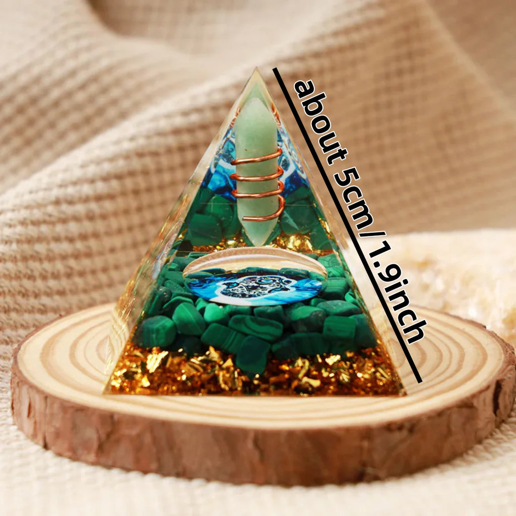 Pyramidenkristalle, Pyramidenornamentstatue aus Kiesharz, grüner Aventurin mit Malachit Hamsa Orgonpyramide
