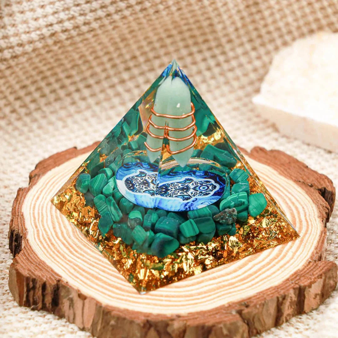 Pyramidenkristalle, Pyramidenornamentstatue aus Kiesharz, grüner Aventurin mit Malachit Hamsa Orgonpyramide