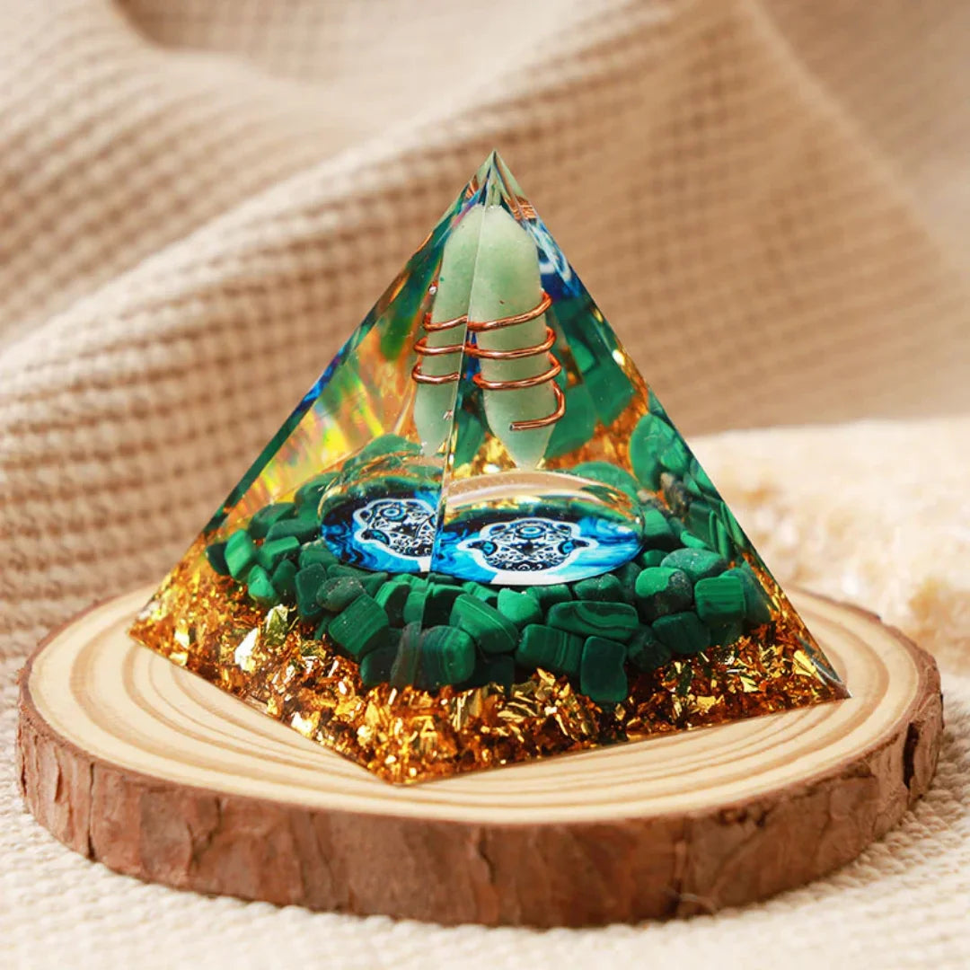 Pyramidenkristalle, Pyramidenornamentstatue aus Kiesharz, grüner Aventurin mit Malachit Hamsa Orgonpyramide